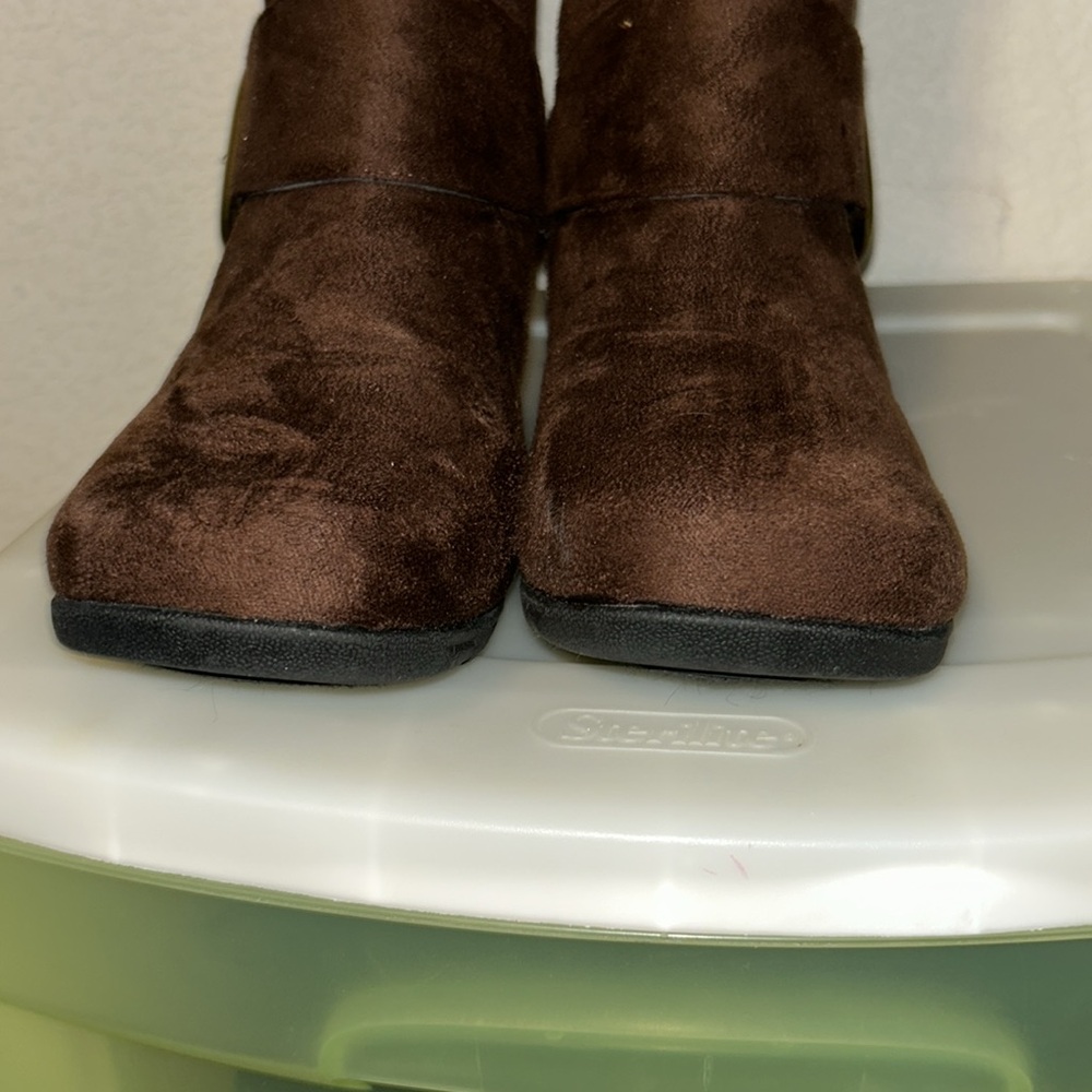 HP🎊Stylish Brown Boots with Gold Accents - Picture 4 of 6